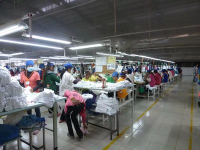 服装厂工人要求中国老板归还拖欠工资