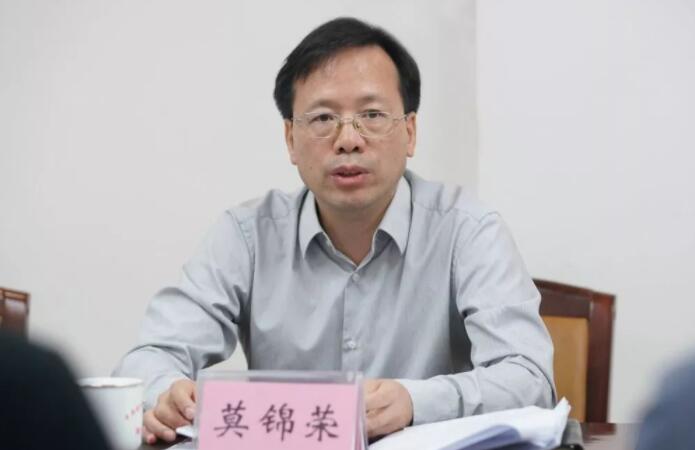 莫錦榮簡(jiǎn)歷：廣西中醫(yī)藥大學(xué)黨委書(shū)記莫錦榮，曾任欽州市委副書(shū)記、市委常委、組織部部長(zhǎng)，廣西高院政治部主任