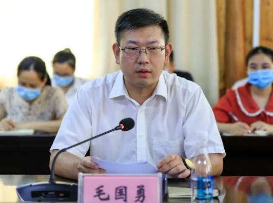毛國勇簡歷：柳州市三江縣委常委、常務(wù)副縣長毛國勇，曾任三江縣委常委、組織部部長，柳北區(qū)委常委、區(qū)委辦主任