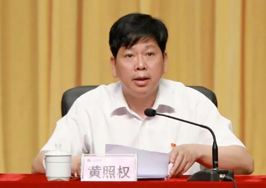 黃照權簡歷：廣西醫(yī)科大學黨委書記黃照權，曾任桂林醫(yī)學院黨委書記、右江醫(yī)學院黨委副書記